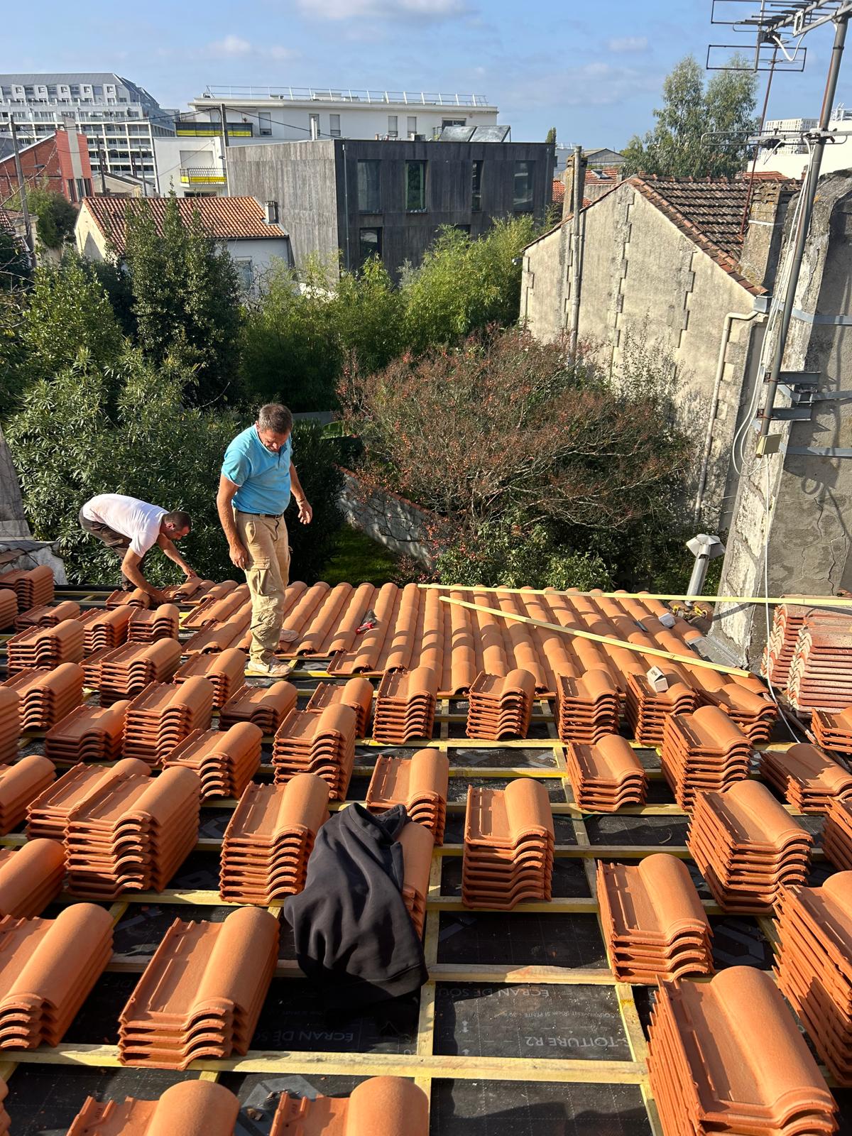 Couvreurs AM Toiture en pose de tuiles sur un chantier bordelais