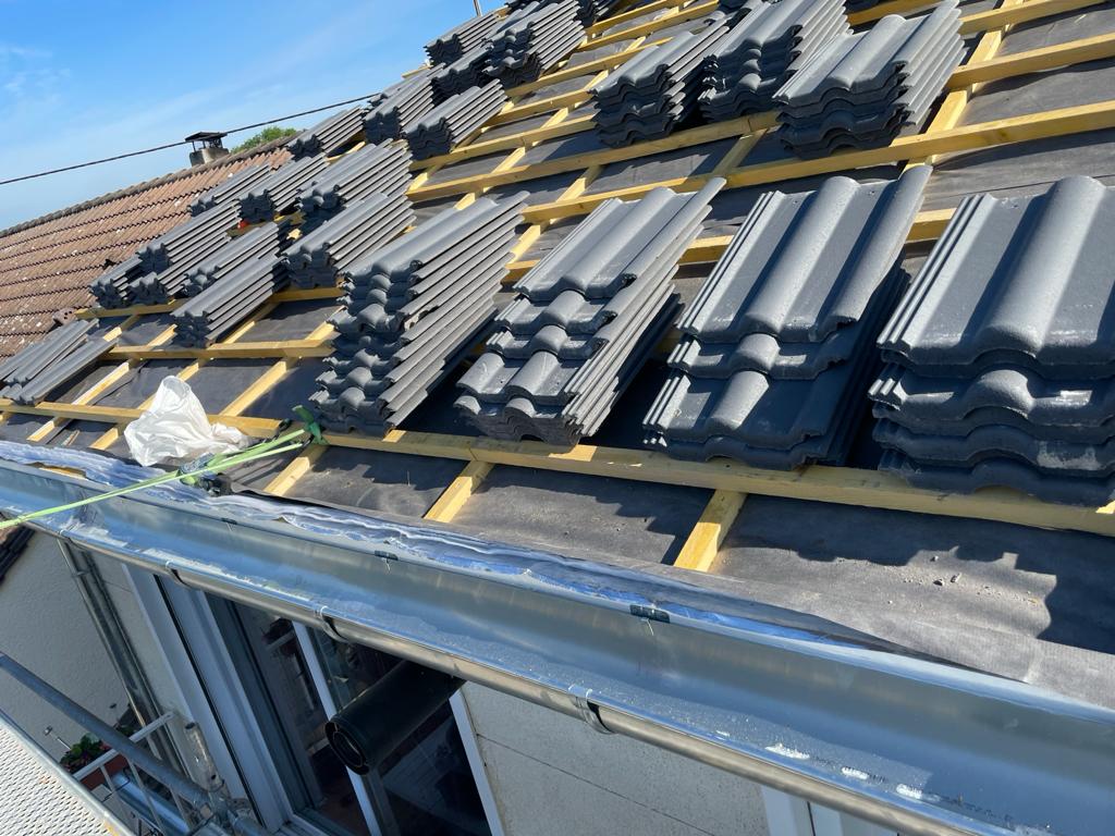 Gouttière en aluminium posée en bas de pente — AM Toiture 33