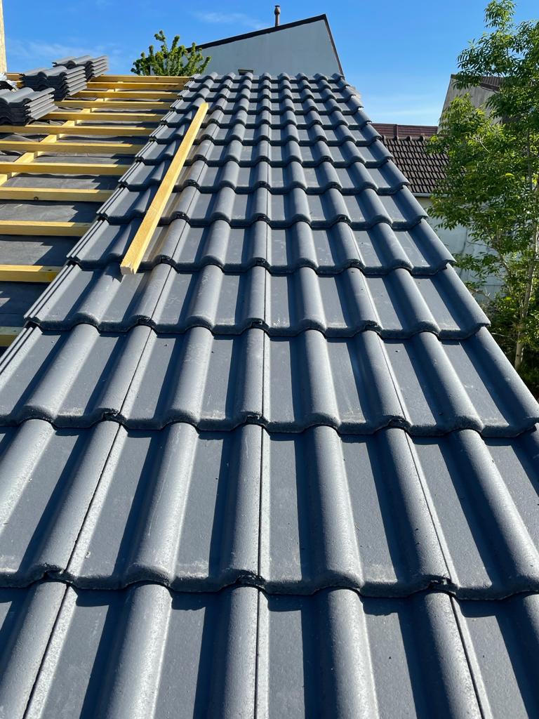 Couverture en tuiles prête à recevoir une fenêtre de toit — AM Toiture 33